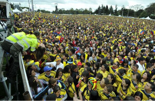 Una mujer es sacada en una camilla, tras perder el conocimiento durante el acto de bienvenida a la Selección Colombia en el Parque Simón Bolívar, en Bogotá, el domingo 6 de julio del 2014. Foto: Carlos Julio Martínez / SEMANA.