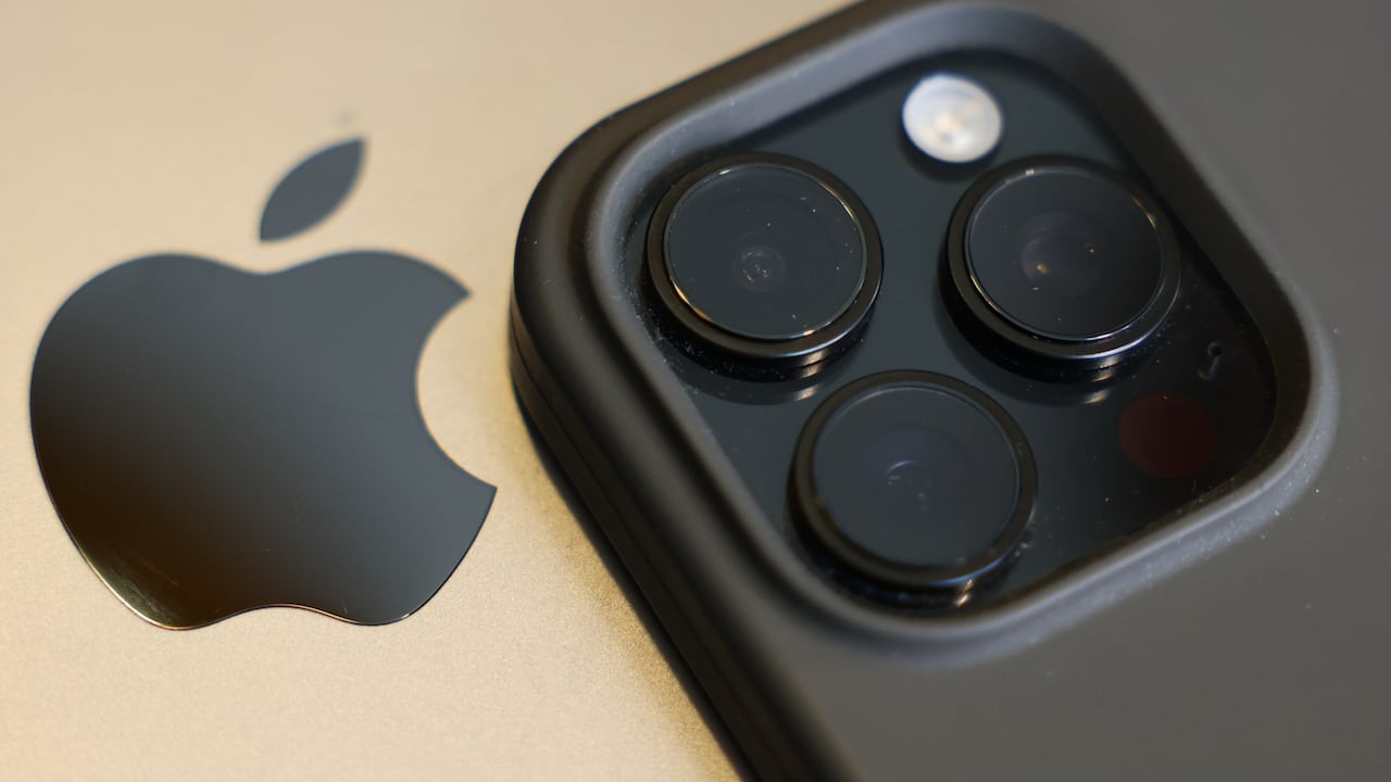 El aumento en los aranceles por parte de Donald Trump podría afectar el precio de los iPhone.