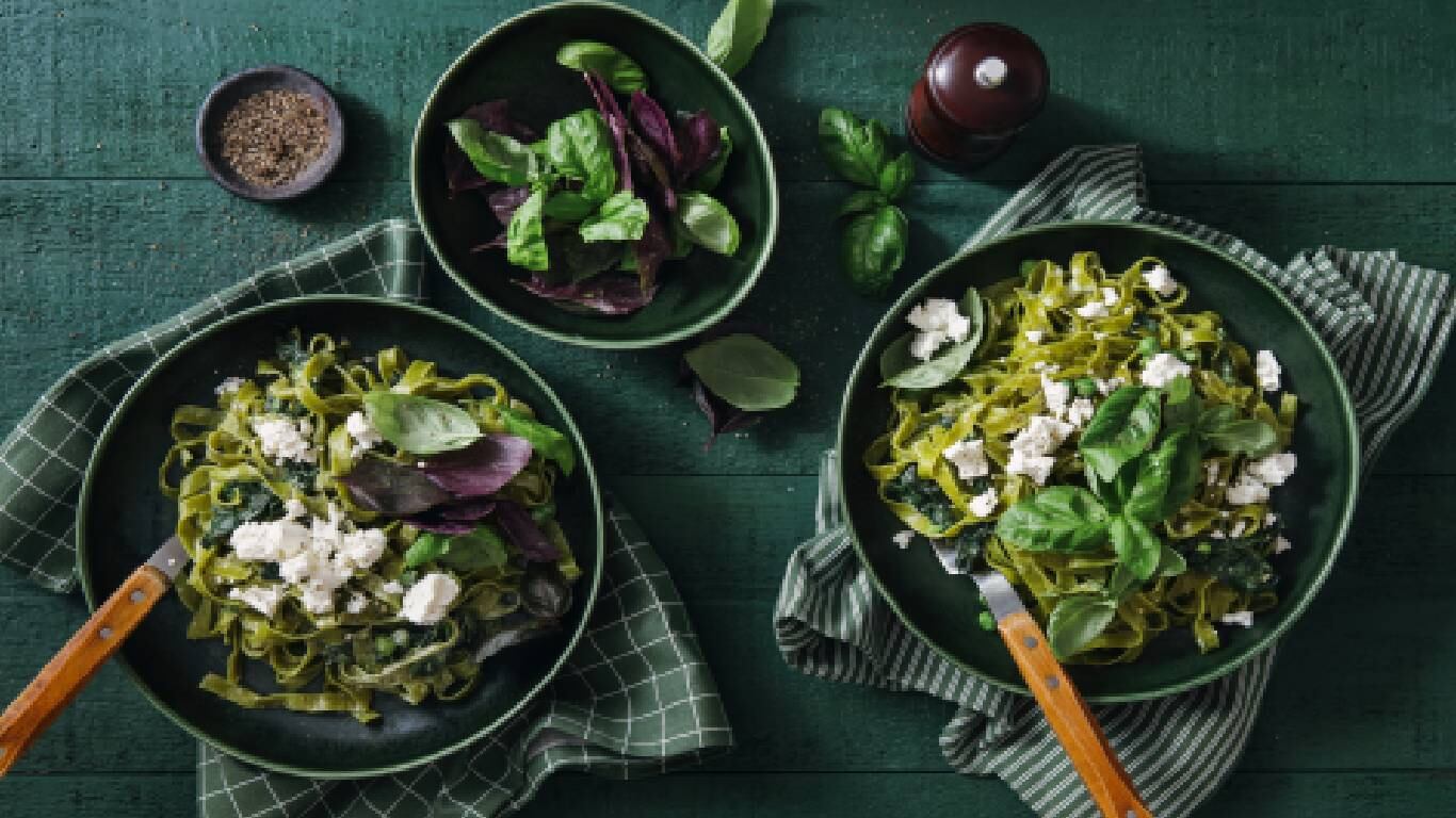 Los conocedores en la cocina aconsejan usar hojas frescas de espinaca para las diferentes preparaciones culinarias. Foto: Getty images.