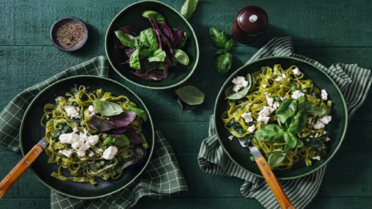 Los conocedores en la cocina aconsejan usar hojas frescas de espinaca para las diferentes preparaciones culinarias. Foto: Getty images.