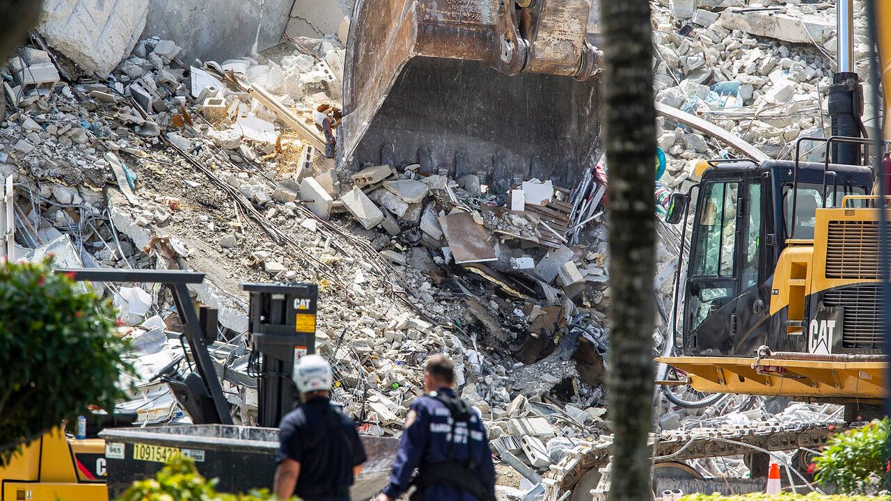 Maquinaria pesada retira escombros del edificio en condominio Champlain Towers South el jueves 8 de julio de 2021, en Surfside, Florida. (Pedro Portal/Miami Herald vía AP)