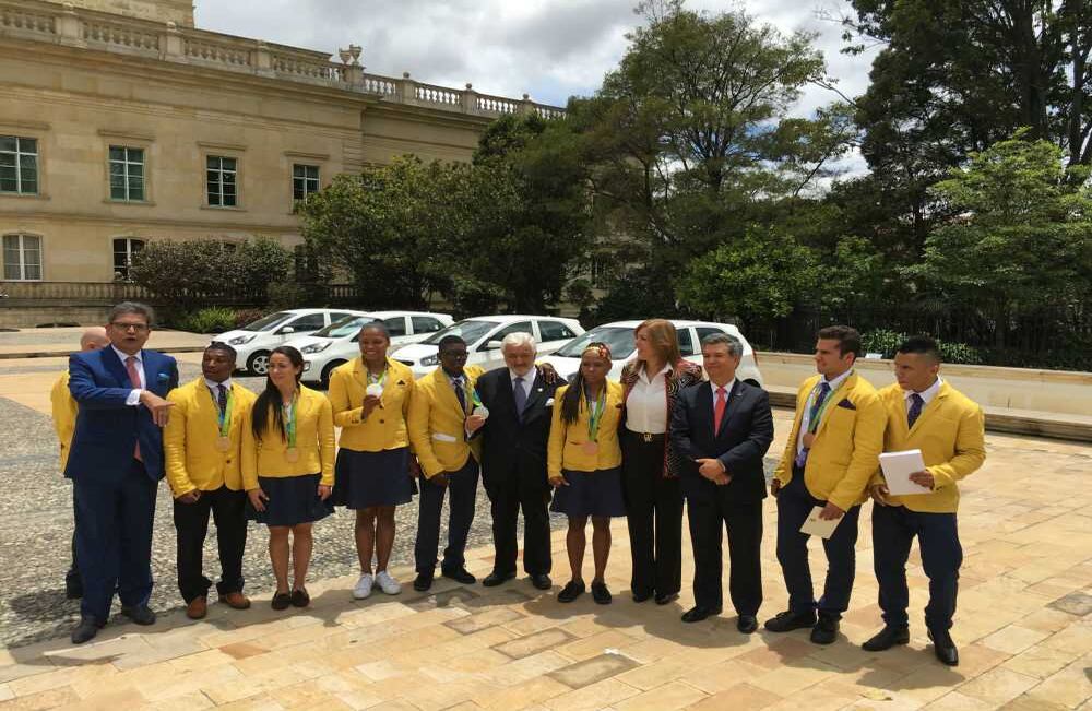 El presidente de Kia América, Juan Carlos Eljure, hizo entrega de los vehículos Kia cero kilómetros a los medallistas olímpicos como obsequio de Metrokia. Foto: Esteban Vega.