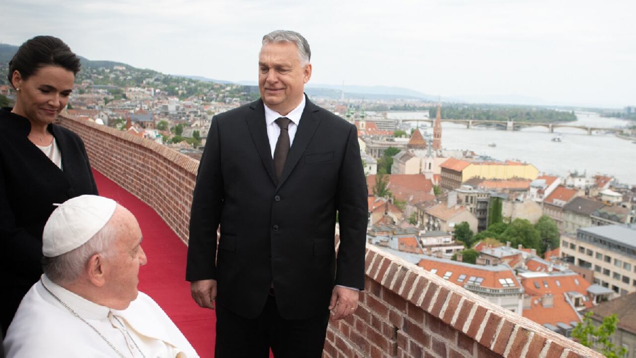 Papa Francisco cerró su visita a Hungría con contundente mensaje en favor de 'abrir las puertas' a los refugiados.