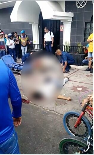 Los hombres estaban bajando chatarra de un cuarto piso.