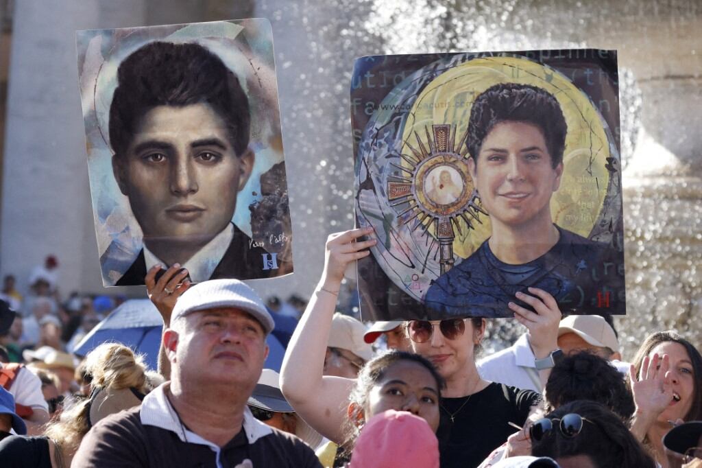 VATICAN CITY, VATICAN, SEPTEMBER 07: Faithful wait for the start of the Mass for the canonization of Pier Giorgio Frassati and Carlo Acutis celebrated by Pope Leo XIV (not seen) in St. Peter's Square at the Vatican, on September 07, 2025. Riccardo De Luca / Anadolu (Photo by RICCARDO DE LUCA / Anadolu via AFP)