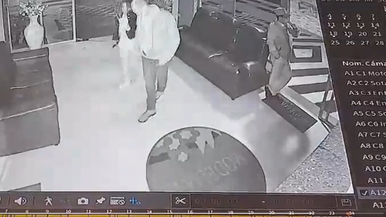 Entre las 11:48 p.m. y la 1:00 a.m. Cruz recuerda que ingresaron al apartamento y él le ofreció un whisky, pero “vio una caja de vino y dijo que quería tomarlo. Se puso a tomar a vino y yo, whiskey”. Foto: X @ELTIEMPO