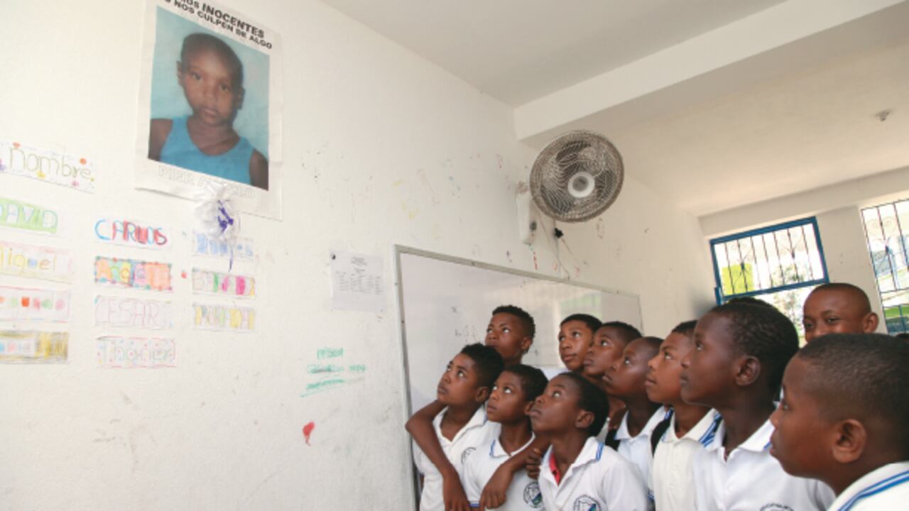 En el corregimiento de Chilví, a 25 minutos de Tumaco, nadie cree en la versión oficial según la cual los menores Ángelo Cabezas y Sebastián Preciado estarían involucrados en la detonación de una granada que les costó la vida e hirió a nueve policías. En su colegio, les hicieron muy sentidos homenajes.