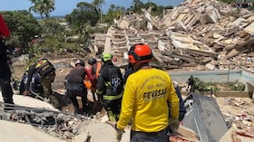 El rescate de Moisés, un niño de 11 años localizado con vida por el equipo colombiano USAR COL-1 en La Guaira, Venezuela, se convirtió en el primer salvamento exitoso de la misión humanitaria desplegada por Colombia tras los terremotos en Venezuela.