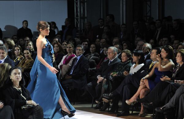La familia Sarmiento Angulo en primera fila durante el desfile.
