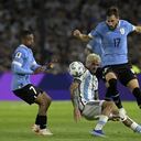 El mediocampista argentino Rodrigo De Paul (C) lucha por el balón con el mediocampista uruguayo Nicolás De La Cruz (L) y el defensor Matías Viña (R) durante el partido de fútbol clasificatorio suramericano para la Copa Mundial de la FIFA 2026 entre Argentina y Uruguay en el estadio La Bombonera de Buenos Aires. Aires el 16 de noviembre de 2023. (Foto de JUAN MABROMATA/AFP)