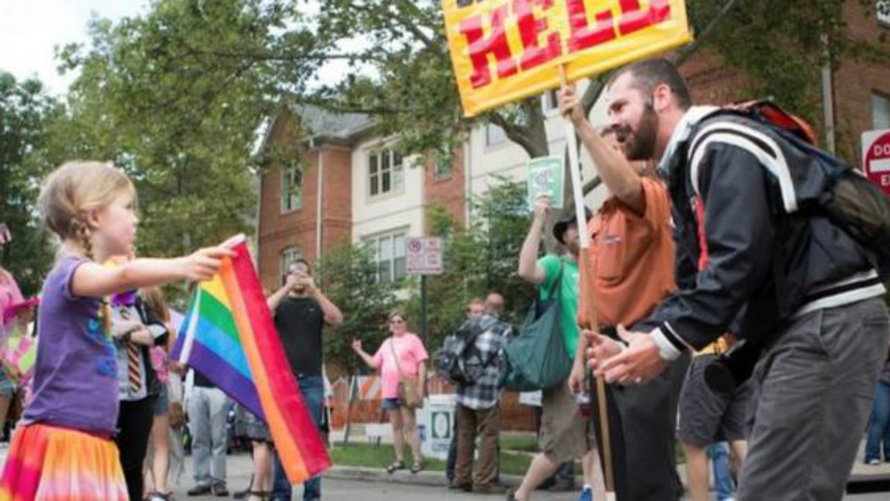 La oposición demócrata y los activistas LGTBI han tratado de frenar un proyecto al que llaman “Don’t Say Gay” (“No Digas Gay”) y que se aplicará desde el parvulario hasta el tercer grado, donde los alumnos suelen tener ocho o nueve años.