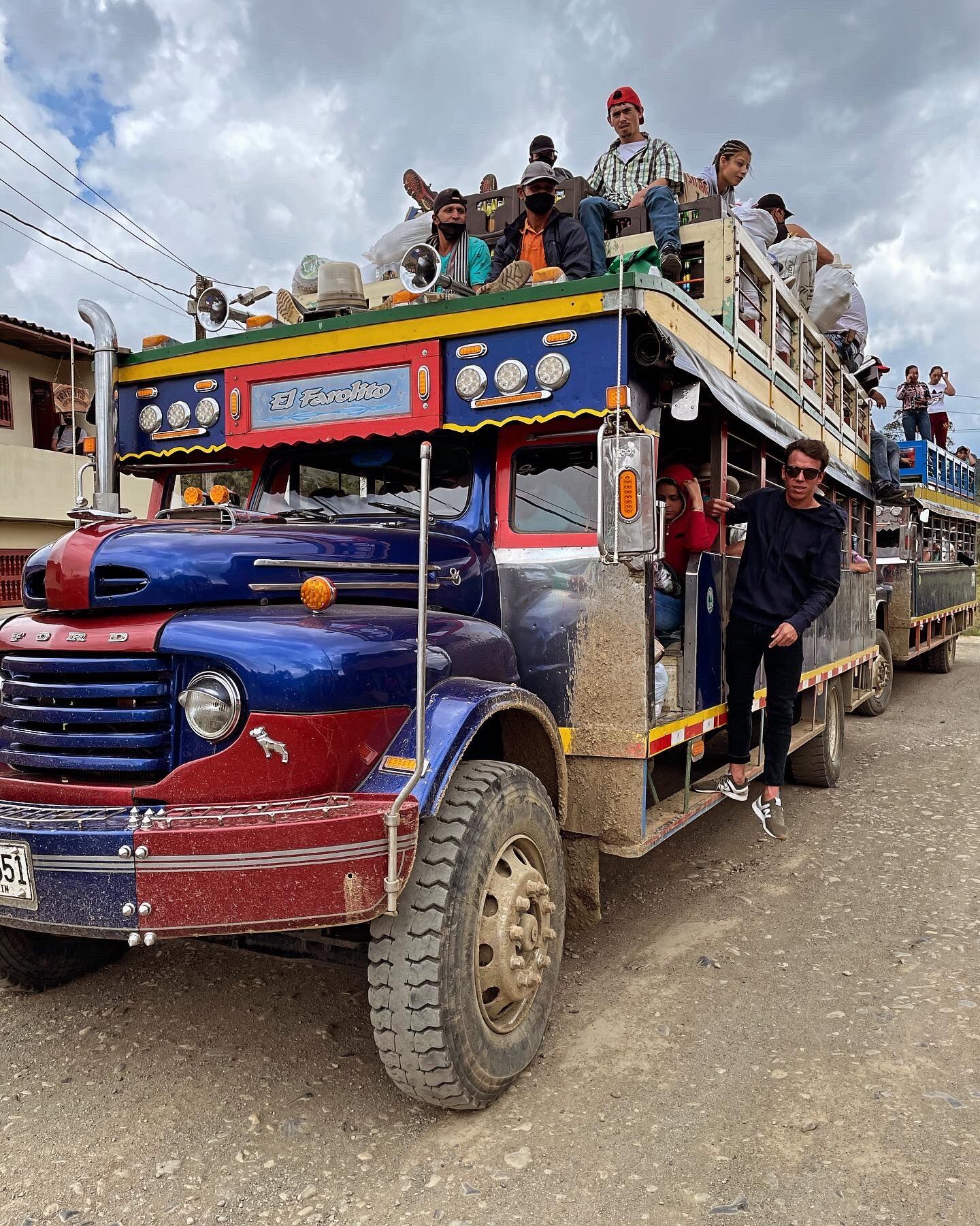 El ciclista también publicó una foto de 'El Tesoro', la chiva manejada por su tío y en la que él trabajo.