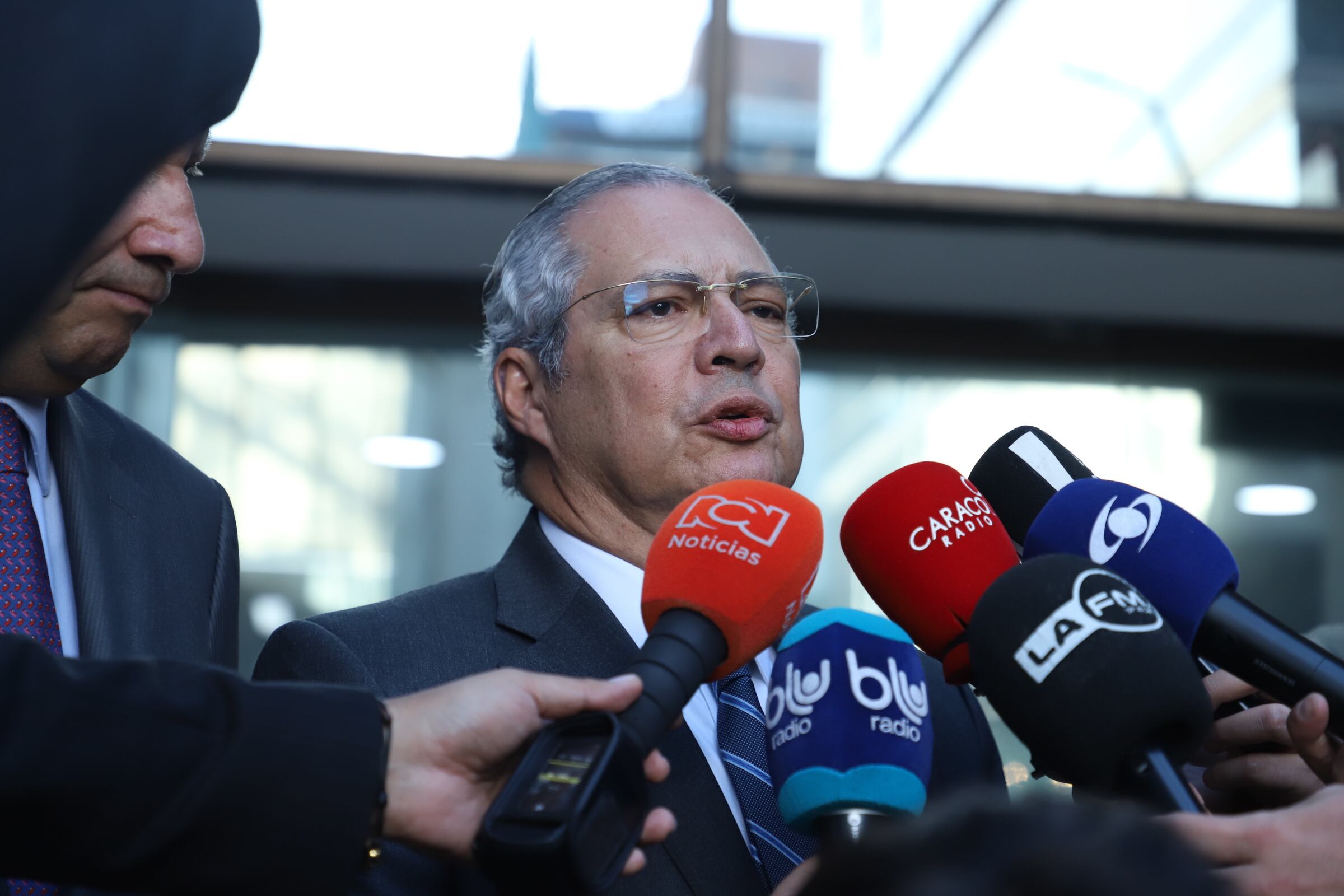 Iván Name en compañía del abogado Jaime Lombana, saliendo de la audiencia en la Corte