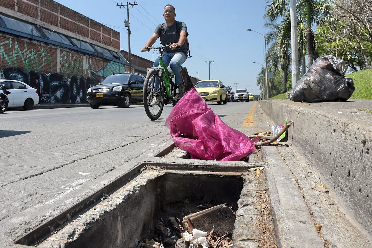 El Robo de las tapas de las alcantarillas ha convertido estos espacios en trampas mortales para los transeúntes y vehículos que por ahí transitan. En la calle 26 con Cra 8 se encuentran 2 Huecos.