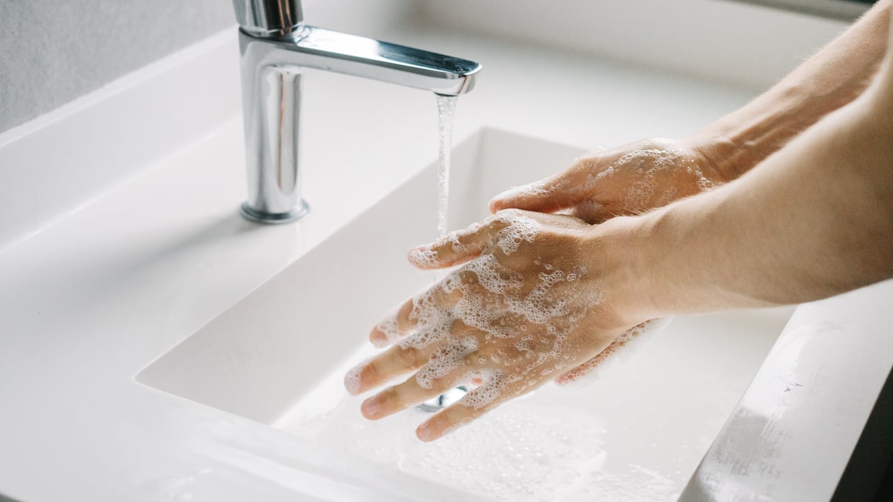 Lavar las manos repetidamente guarda relación con el TOC.