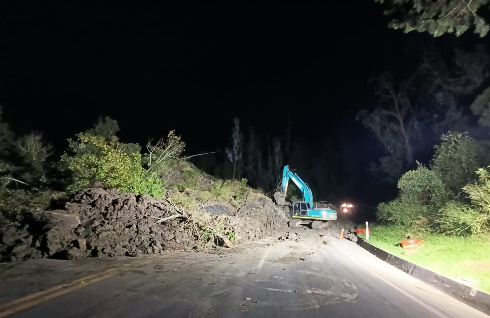 Derrumbe en la vía al Llano