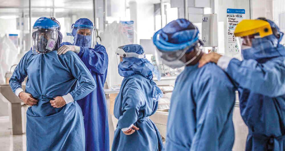 Una UCI es dirigida por un intensivista que tiene a su cargo médicos, enfermeras especializadas, expertos en terapia respiratoria y auxiliares de enfermería. Cada equipo puede supervisar a diez pacientes críticos.