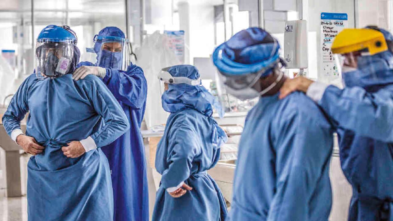 Una UCI es dirigida por un intensivista que tiene a su cargo médicos, enfermeras especializadas, expertos en terapia respiratoria y auxiliares de enfermería. Cada equipo puede supervisar a diez pacientes críticos.