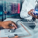 Médico que utiliza atención médica digital y conexión de red en iconos de interfaz de pantalla virtual modernos de holograma, concepto futurista de tecnología médica.