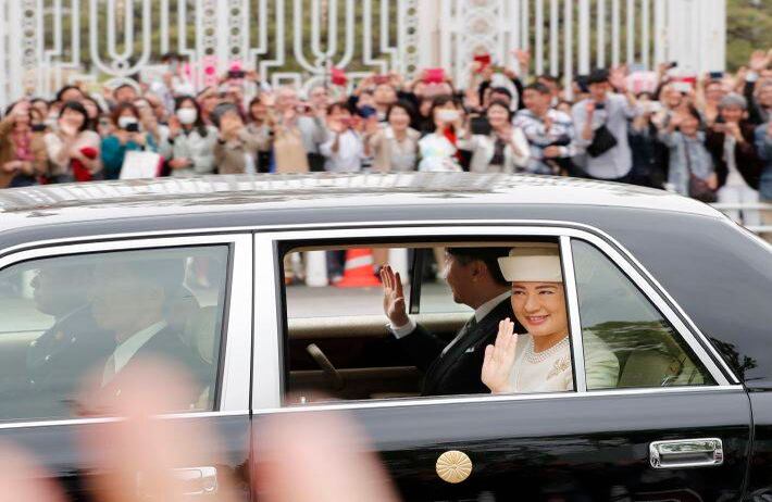 1 de mayo - La gente se reúne alrededor del carro que lleva al nuevo emperador de Japón Naruhito y la emperatriz Masako. FOTO: Masanobu Kumagai / Kyodo News a través de AP