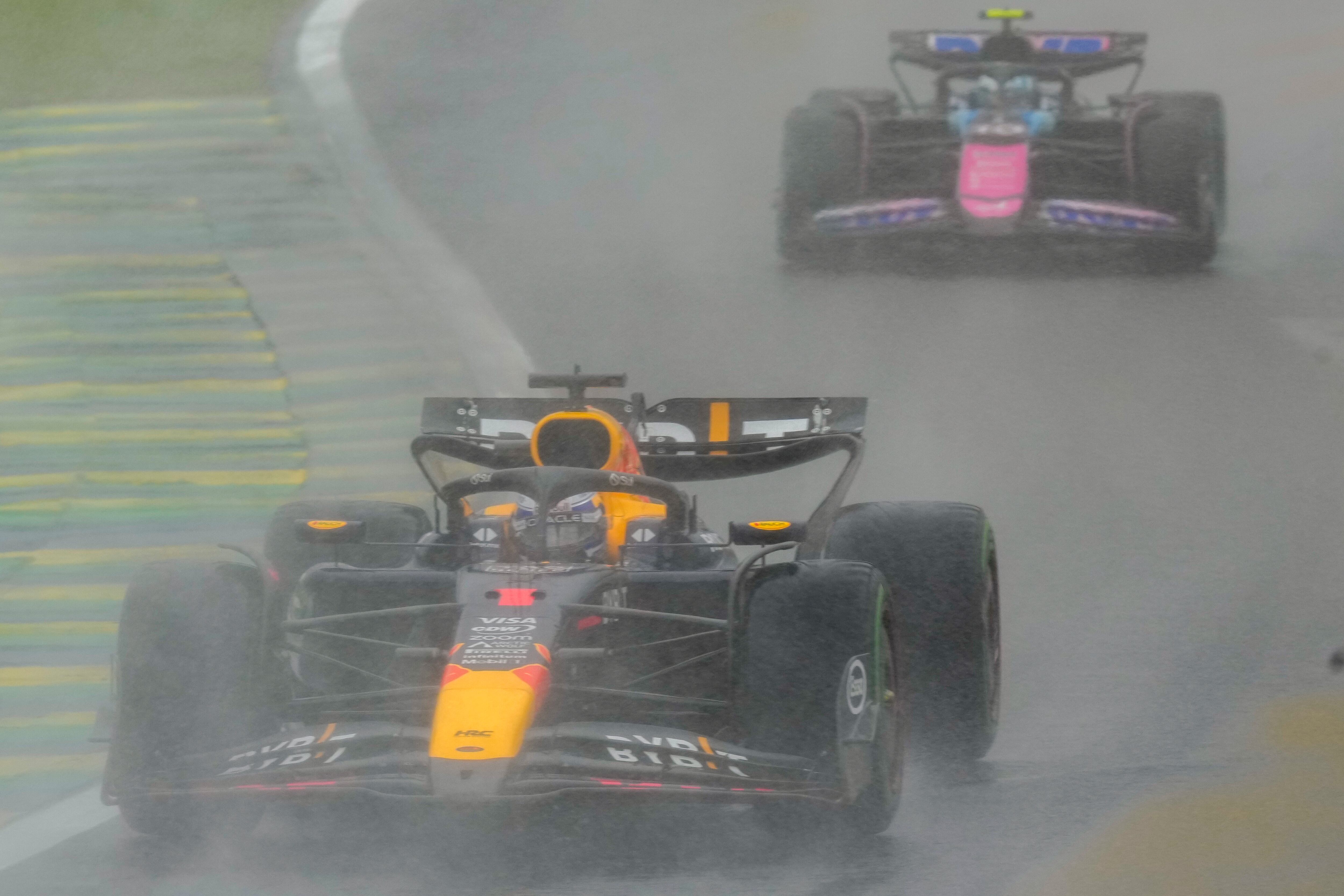El neerlandés Max Verstappen conduce su Red Bull perseguido por el piloto de Alpine Esteban Ocon de Francia durante el Gran Premio de Brasil de Fórmula Uno en la pista de carreras de Interlagos en Sao Paulo, el domingo 3 de noviembre de 2024. (Foto AP/Andre Penner)