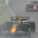 El neerlandés Max Verstappen conduce su Red Bull perseguido por el piloto de Alpine Esteban Ocon de Francia durante el Gran Premio de Brasil de Fórmula Uno en la pista de carreras de Interlagos en Sao Paulo, el domingo 3 de noviembre de 2024. (Foto AP/Andre Penner)