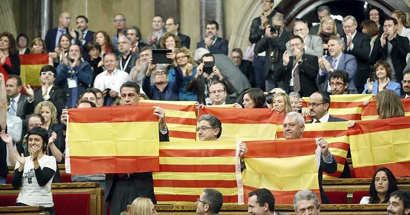 Diputados del PPC muestran banderas españolas y catalanas tras aprobarse en el Parlamento de Cataluña la resolución conjunta que pretende ser el inicio del proceso hacia la independencia de Cataluña.