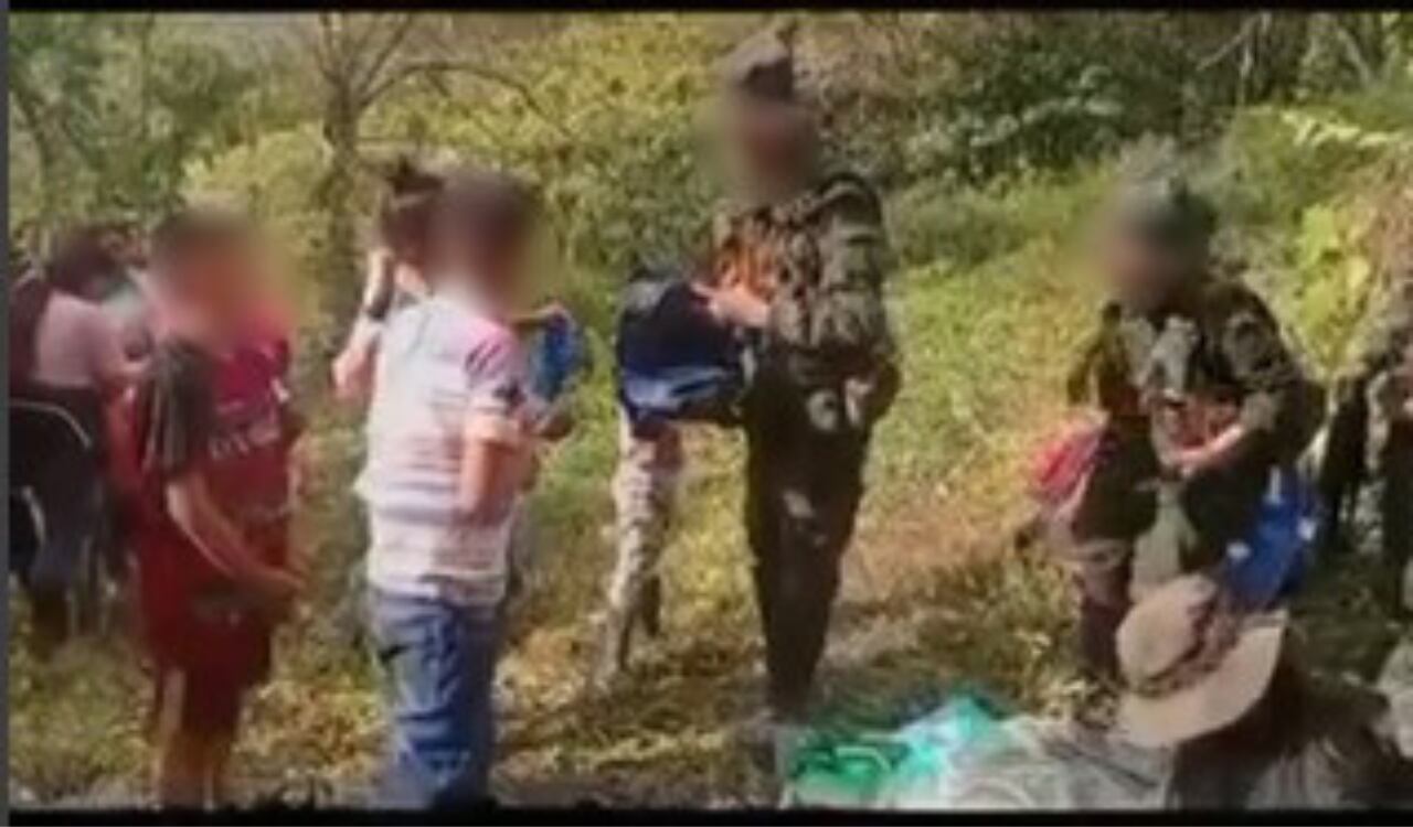 Entre los implementos que estarían entregando, destacan uniformes de escuela, cajas de colores, lápices, cuadernos, entre otros.