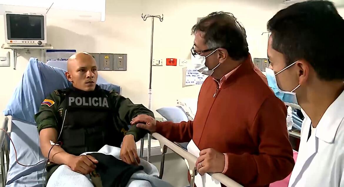 Presidente Gustavo Petro visita a policías heridos
