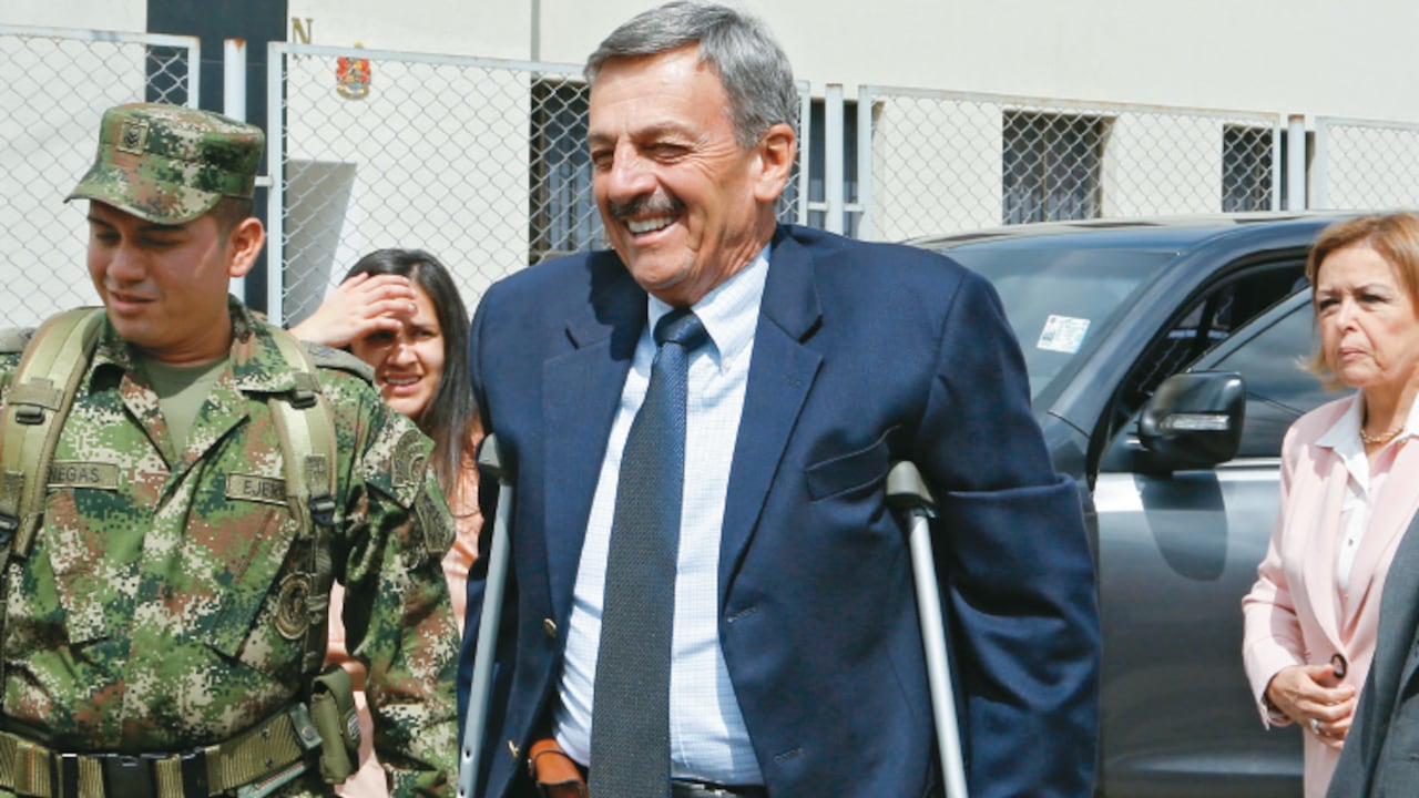 El coronel retirado Alfonso Plazas Vega salió del lugar donde estaba recluido, la Escuela de Infantería del Cantón Norte, en Bogotá, el miércoles 16 de diciembre, luego de terminar el papeleo de rigor.