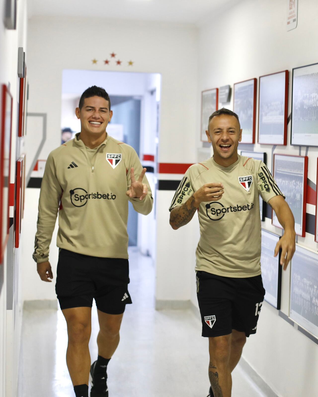 James Rodríguez junto a Rafinha