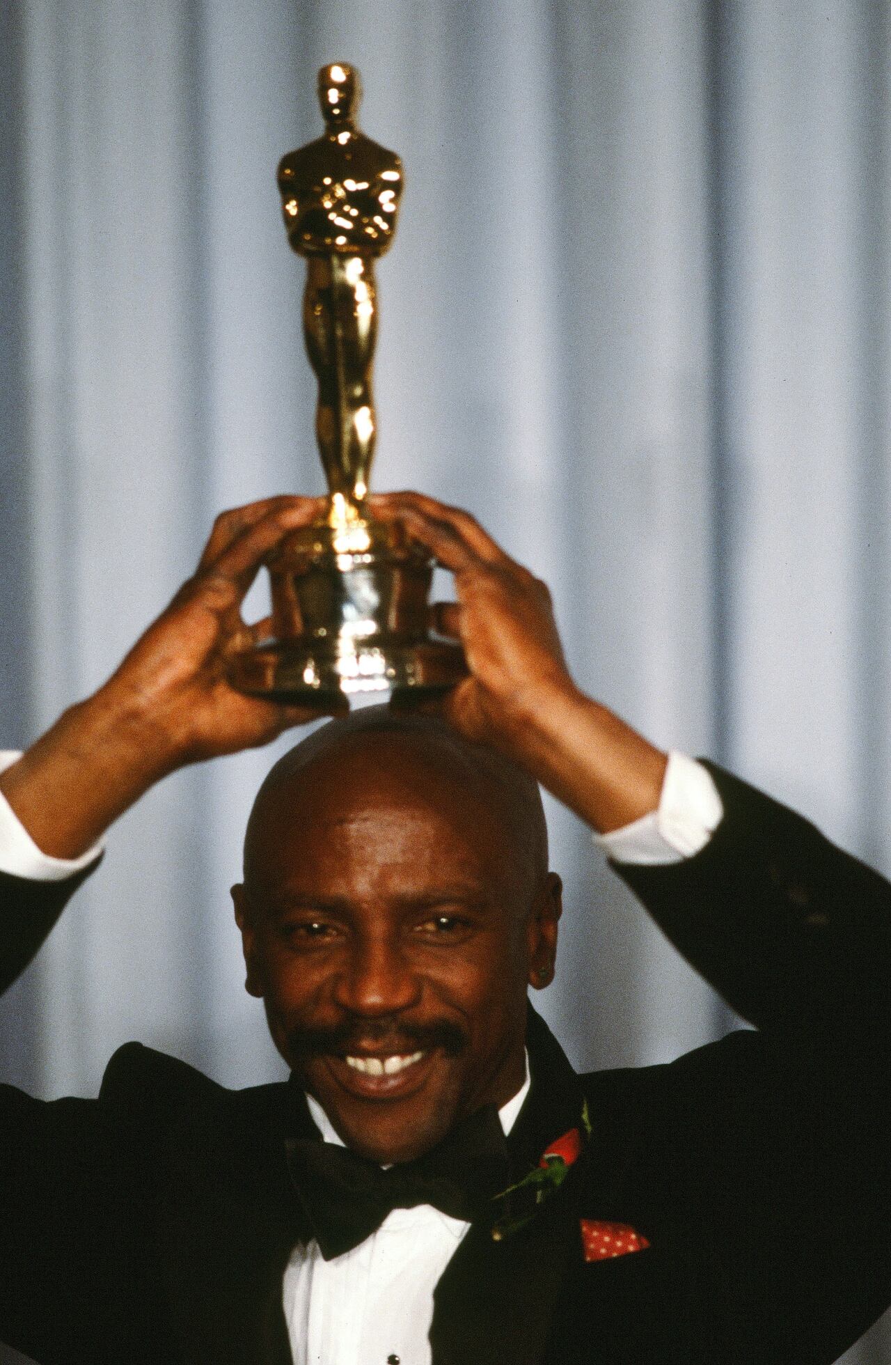 El actor Louis Gossett, Jr. posa entre bastidores después de ganar el premio "Mejor Actor de Reparto" durante la 55ª edición de los Premios de la Academia en el Dorothy Chandler Pavilion en Los Ángeles, California.