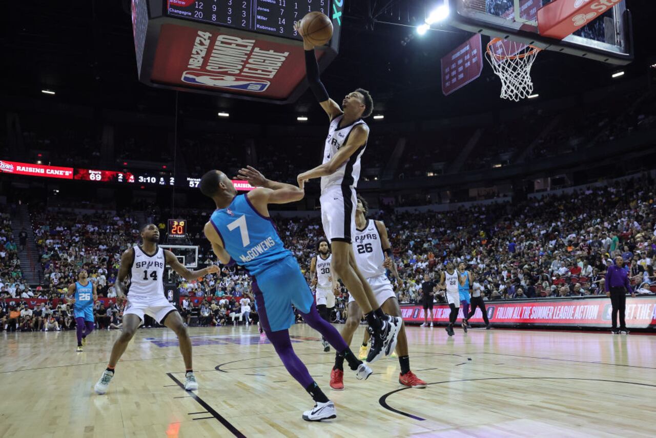Victor Wembanyama en su debut con los San Antonio Spurs.