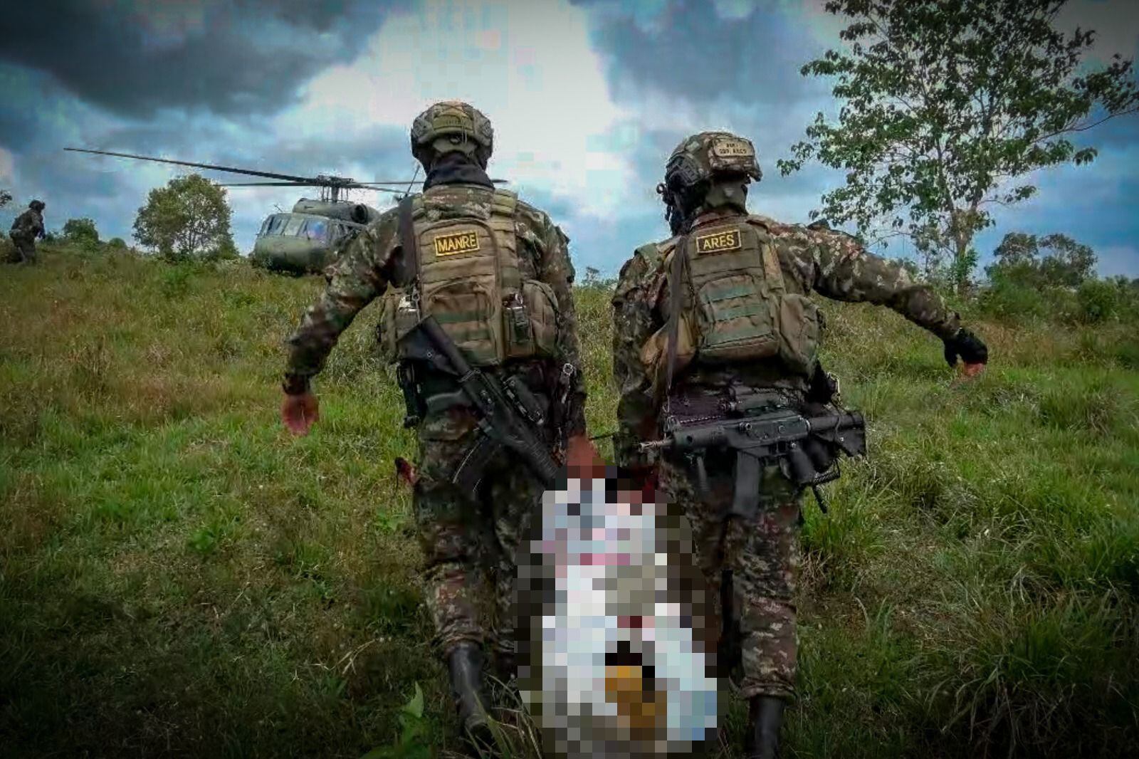 Soldados movilizan el cuerpo de uno de los disidencias de las Farc de alias Calarcá.