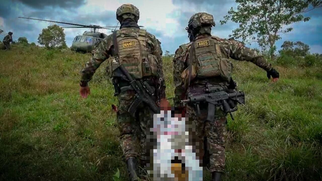 Soldados movilizan el cuerpo de uno de los disidencias de las Farc de alias Calarcá