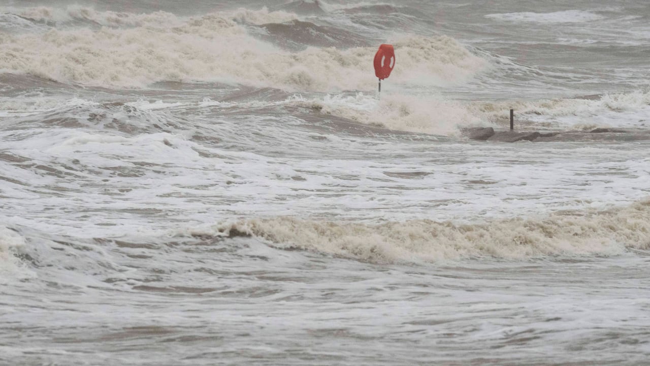 Por su parte, el gobernador de Tamaulipas, Américo Villarreal, publicó el miércoles en la red social X que se suspenderán las clases en todo el estado del miércoles al viernes.