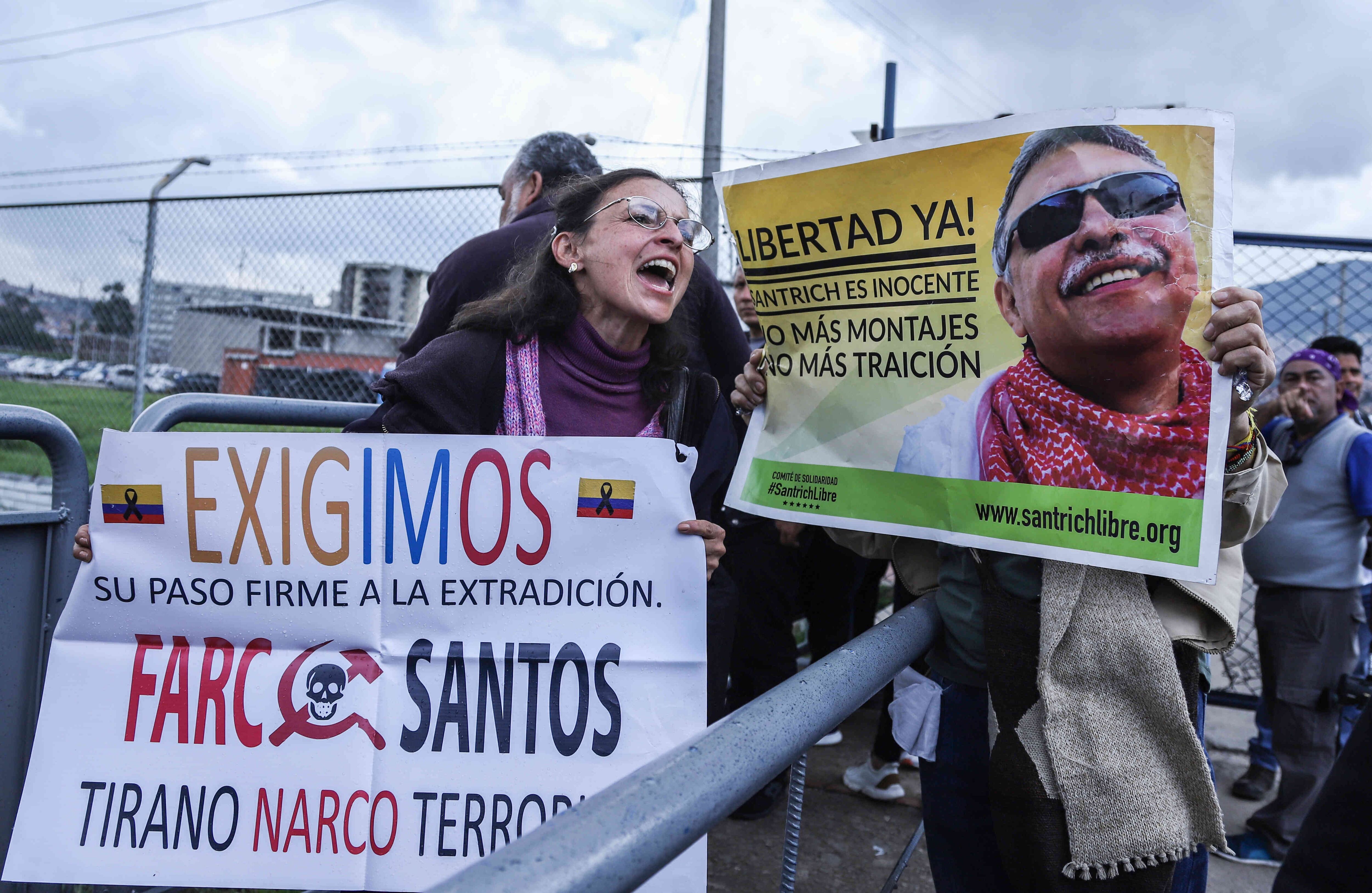 En medio de los simpatizantes de Santrich, la voz de una contradictoria del exjefe de las Farc y del Proceso de Paz gritaba todo tipo de arengas en contra de lo que estaba ocurriendo allí. No le importó ser una evidente minoría, sólo ella en contra del conglomerado a favor de Santrich. No hubo enfrentamientos violentos entre ambos bandos.  Foto: Diana Rey / SEMANA.