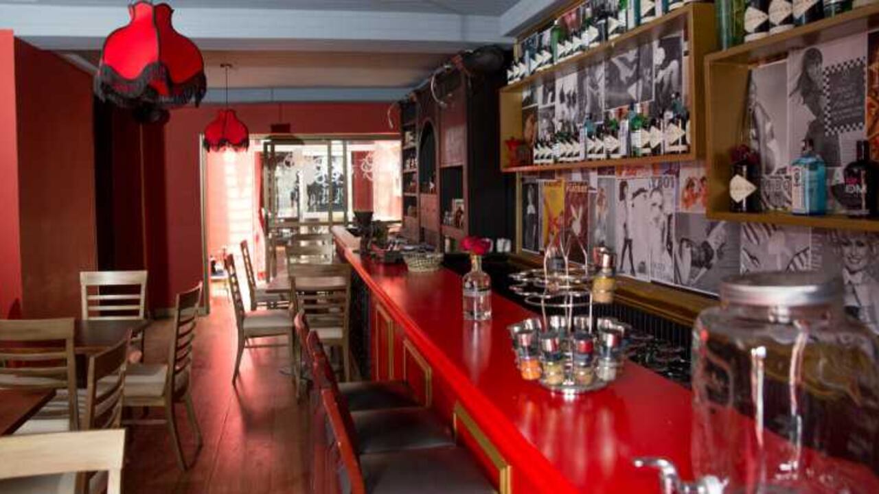 Occus Bar tiene 25 clases de ginebra, “nosotros estudiamos la ginebra, la probamos y hacemos mezclas”, dijo uno de los dueños, Jairo Baquero.