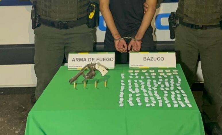 También le fue incautado un revólver calibre 38 con cuatro cartuchos para el mismo.