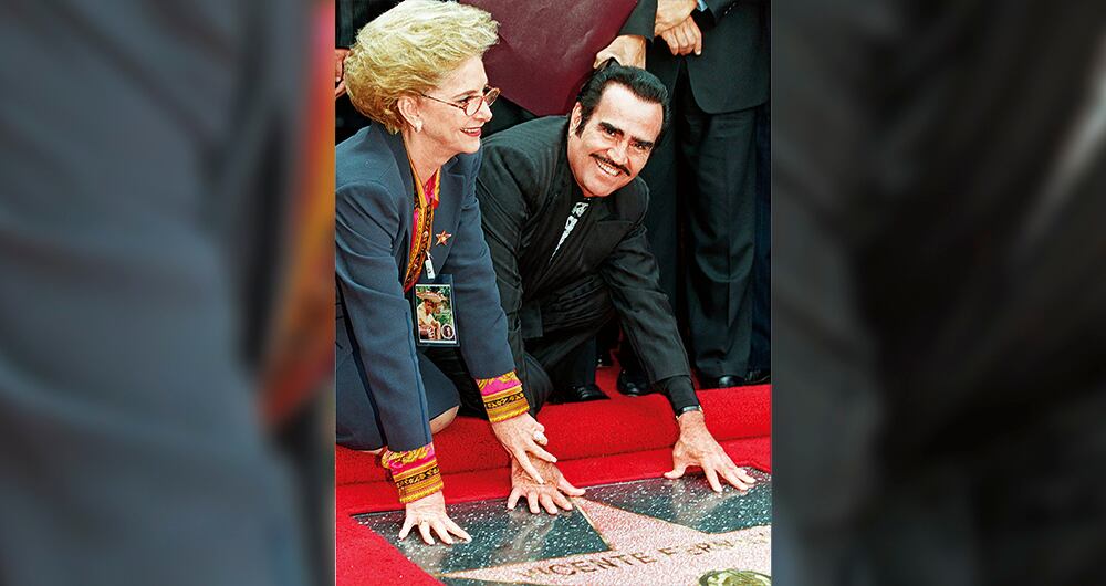 “El rey de la música mexicana”, así llaman a su ídolo, quien posa aquí junto a su esposa, Cuquita, en el famoso Bulevar de la Fama en Hollywood, donde el cantante recibió una estrella por haber grabado 53 álbumes en tres décadas.  