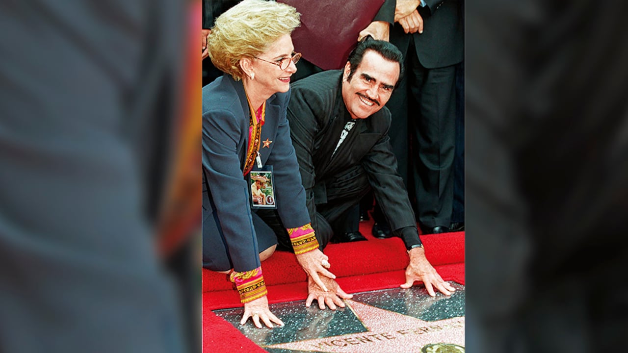 “El rey de la música mexicana”, así llaman a su ídolo, quien posa aquí junto a su esposa, Cuquita, en el famoso Bulevar de la Fama en Hollywood, donde el cantante recibió una estrella por haber grabado 53 álbumes en tres décadas.