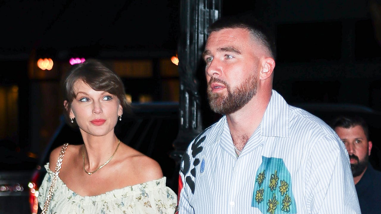 Taylor Swift, la superestrella pop, y Travis Kelce, el jugador de fútbol americano, la pareja del año.