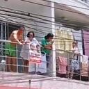 Desde un balcón simpatizantes de Petro sacaron cartel cuando pasaba la manifestación del 26s en Barranquilla.