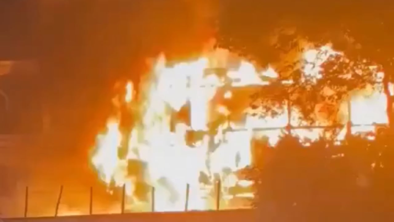 Este es el momento en el que el bu se consume en llamas.