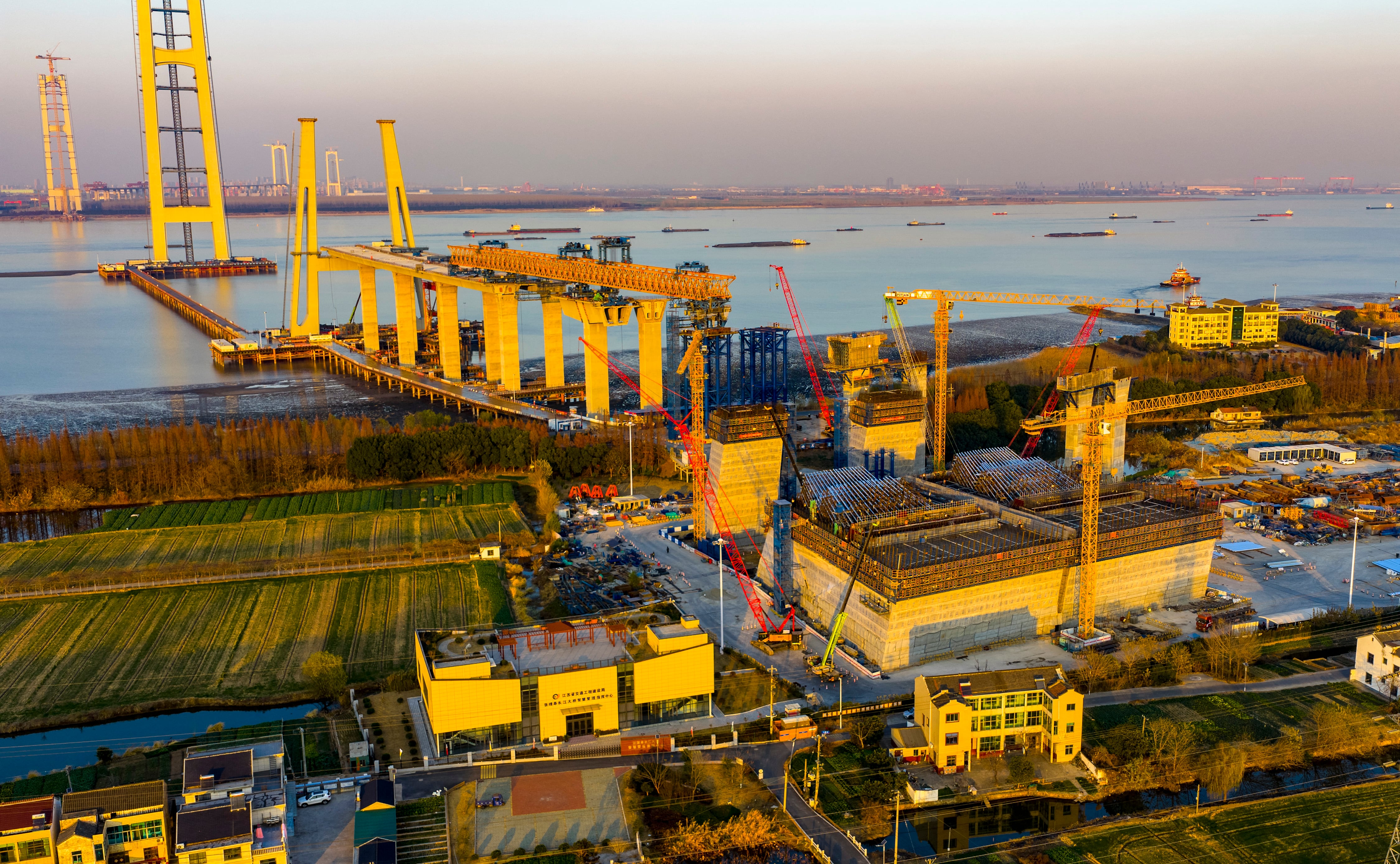 El sitio de construcción del puente colgante más grande del mundo, el Puente del Canal Sur del Puente del Río Yangtze de Zhangjinggao