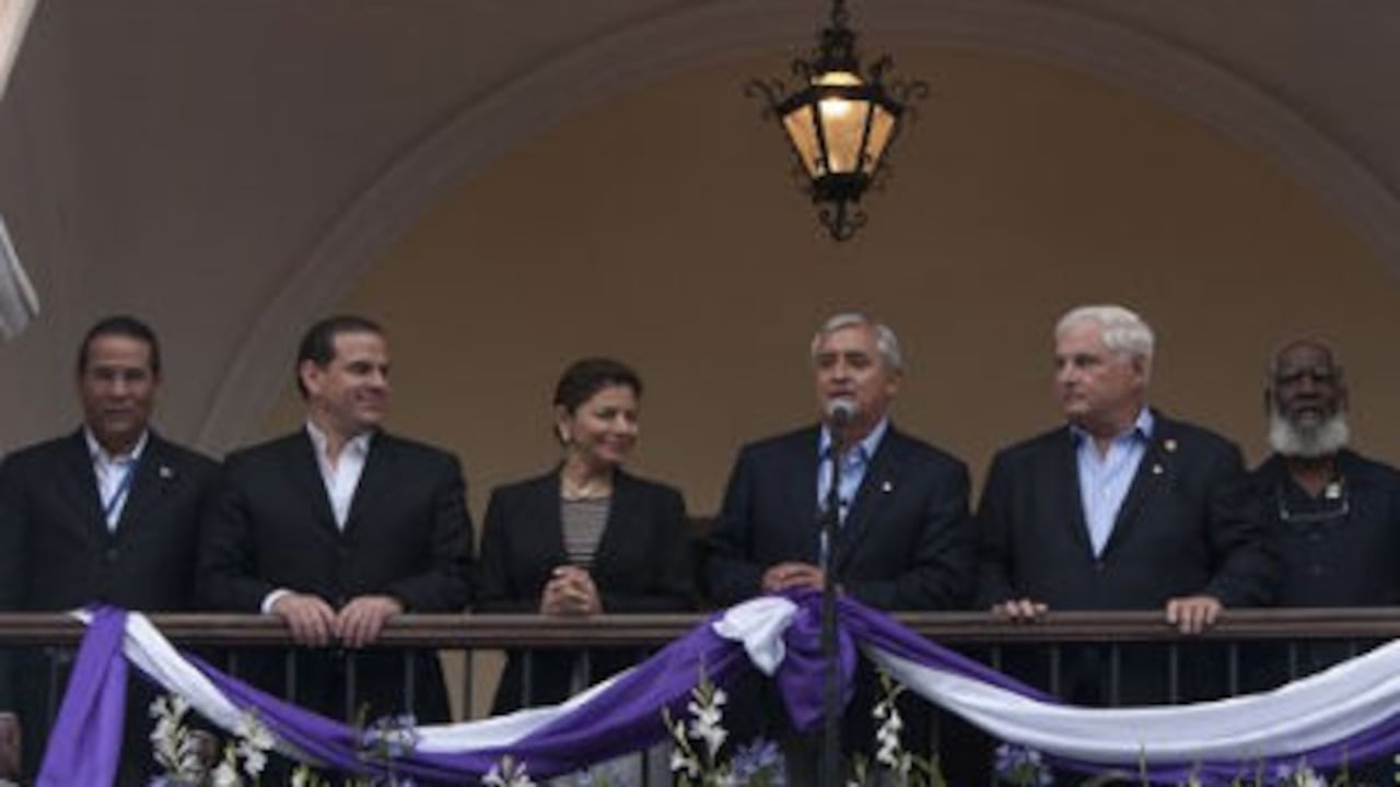 De izq. a der., el embajador de República Diminicana, Rene Santana; el vicepresidente de Honduras, Samuel Reyes; la presidenta de Costa Rica, Laura Chinchilla, el presidente de Guatemala, Otto Perez Molina; el presidente de Panamá, Ricardo Martinelli, y el canciller de Belice, Wilfred Elrington, durante una reunión que sostuvieron el sábado entes de la Cumbre de las Américas.