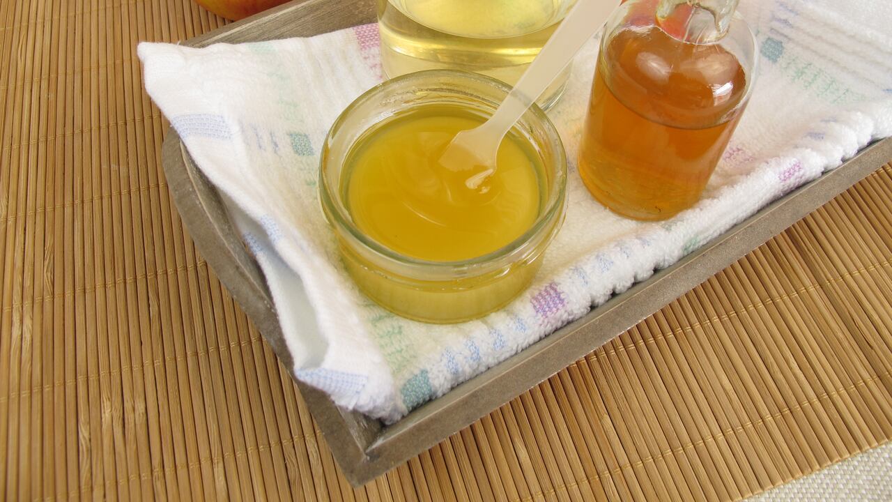 El vinagre de manzana puede causar algunos efectos secundarios.