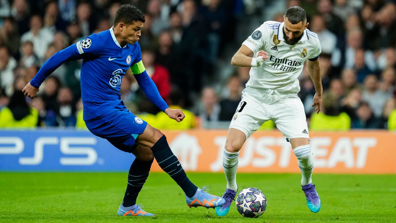 Real Madrid's Karim Benzema, right, vies for the ball with Chelsea's Thiago Silva during the Champions League quarter final first leg soccer match between Real Madrid and Chelsea at Santiago Bernabeu stadium in Madrid, Wednesday, April 12, 2023. (AP Photo/Jose Breton)