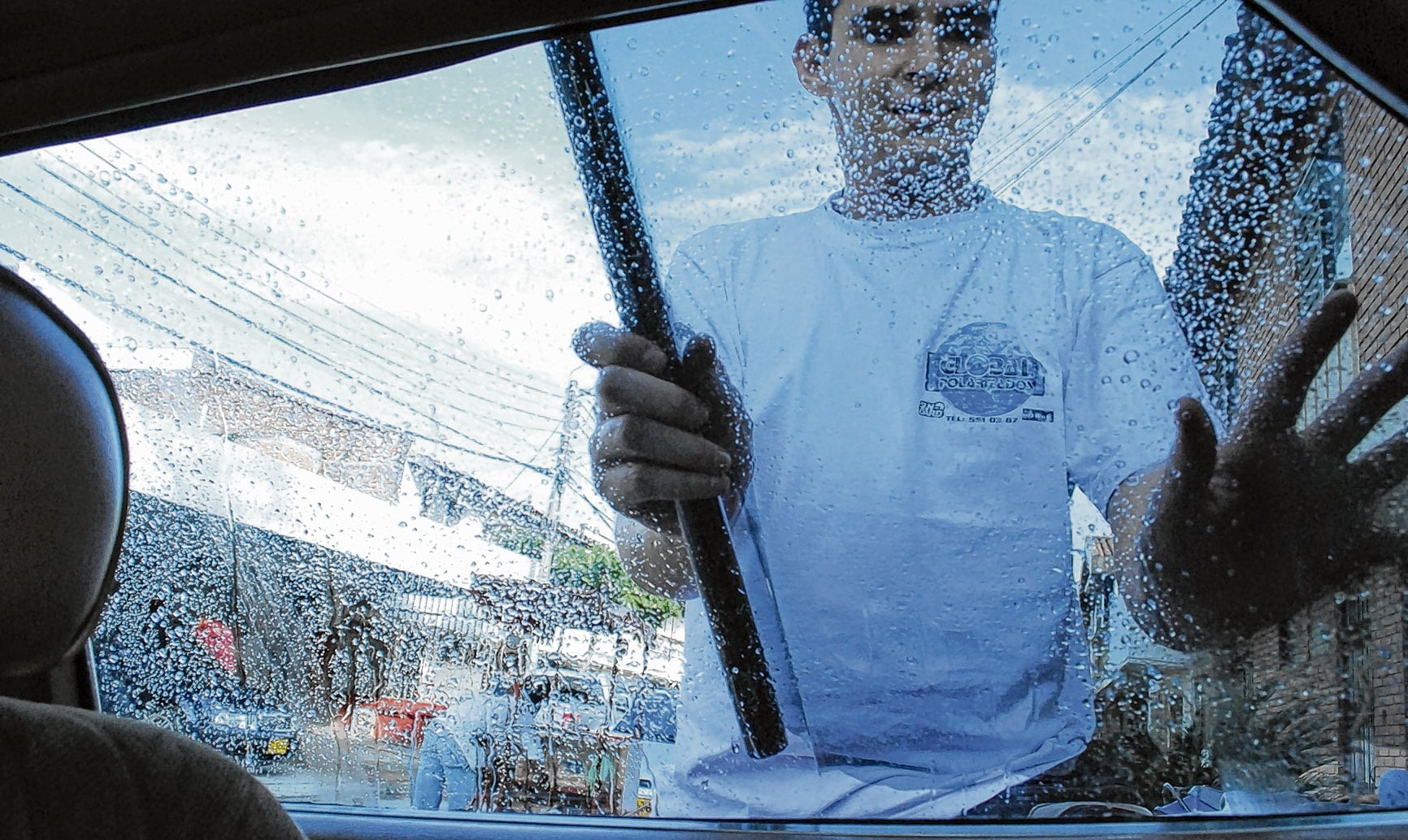 La instalación del polarizado en los vehículos oscila entre $120.000 y 450.000, dependiendo del establecimiento. Las películas que se usan deben estar certificadas por el Organismo Nacional de Acreditación de Colombia, Onac.