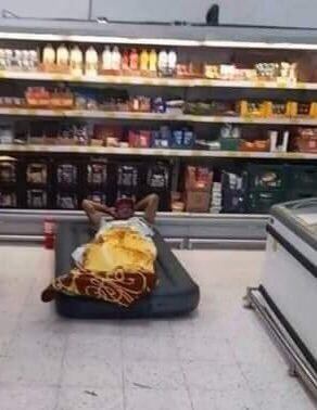 Esta fotografía aún no se sabe si es de un hecho real, un hombre durmiendo dentro de un supermecado